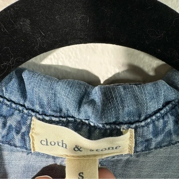 Cloth&Stone Roll Tab Sleeve Blue Tencel Button Up Shirt denim chambray tribal - Picture 3 of 14